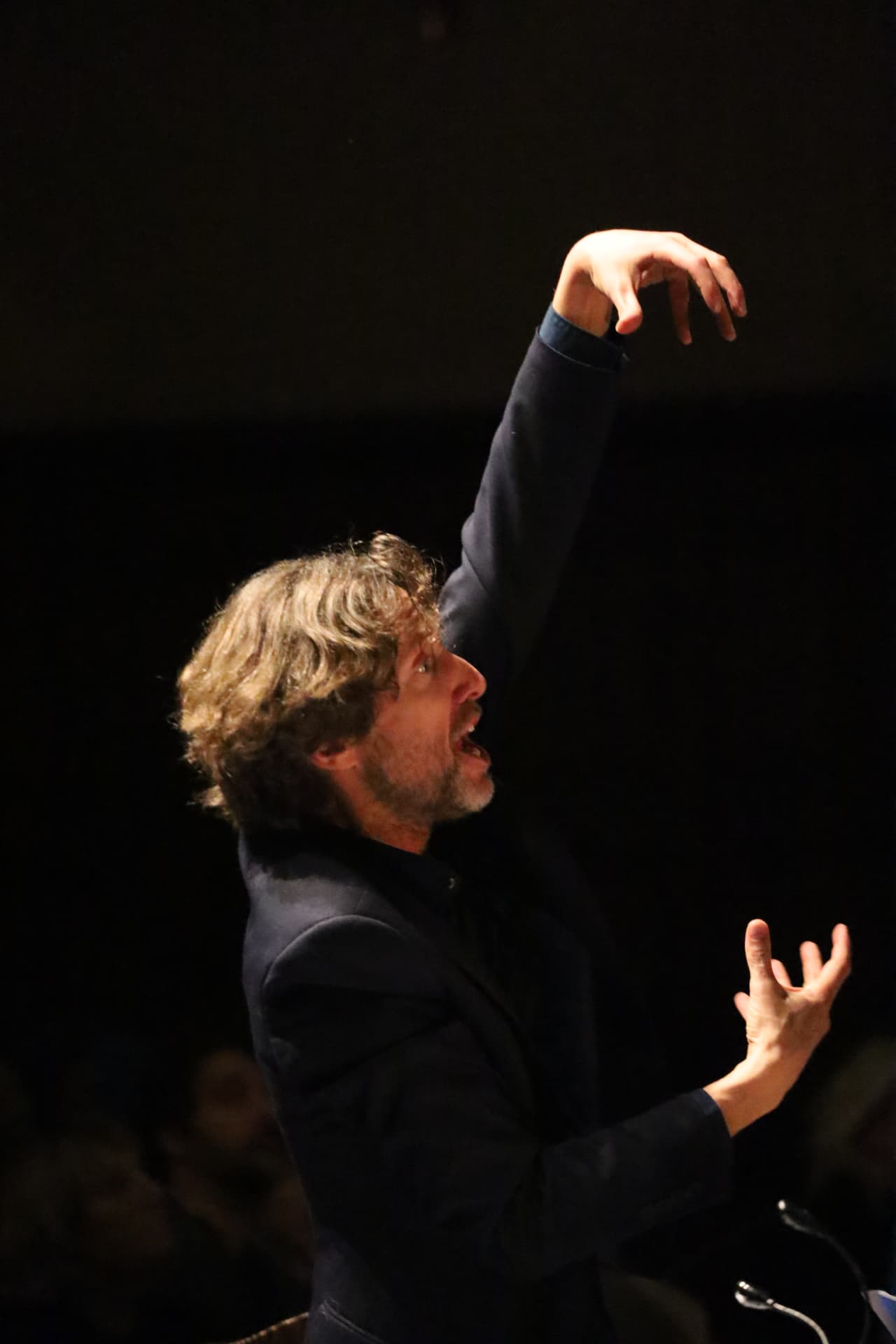 Dirigent Marius Astrup Thoresen dirigerer