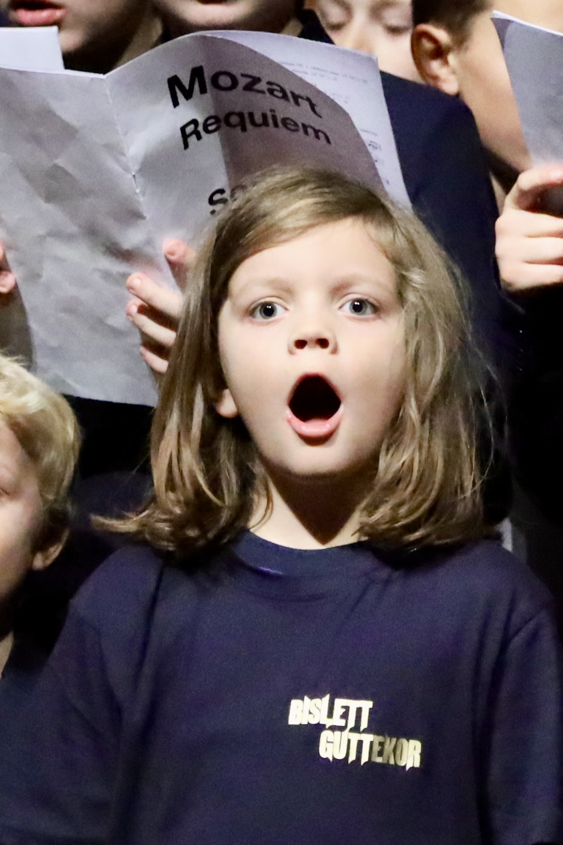 Ung sanger med Mozart Requiem-noter