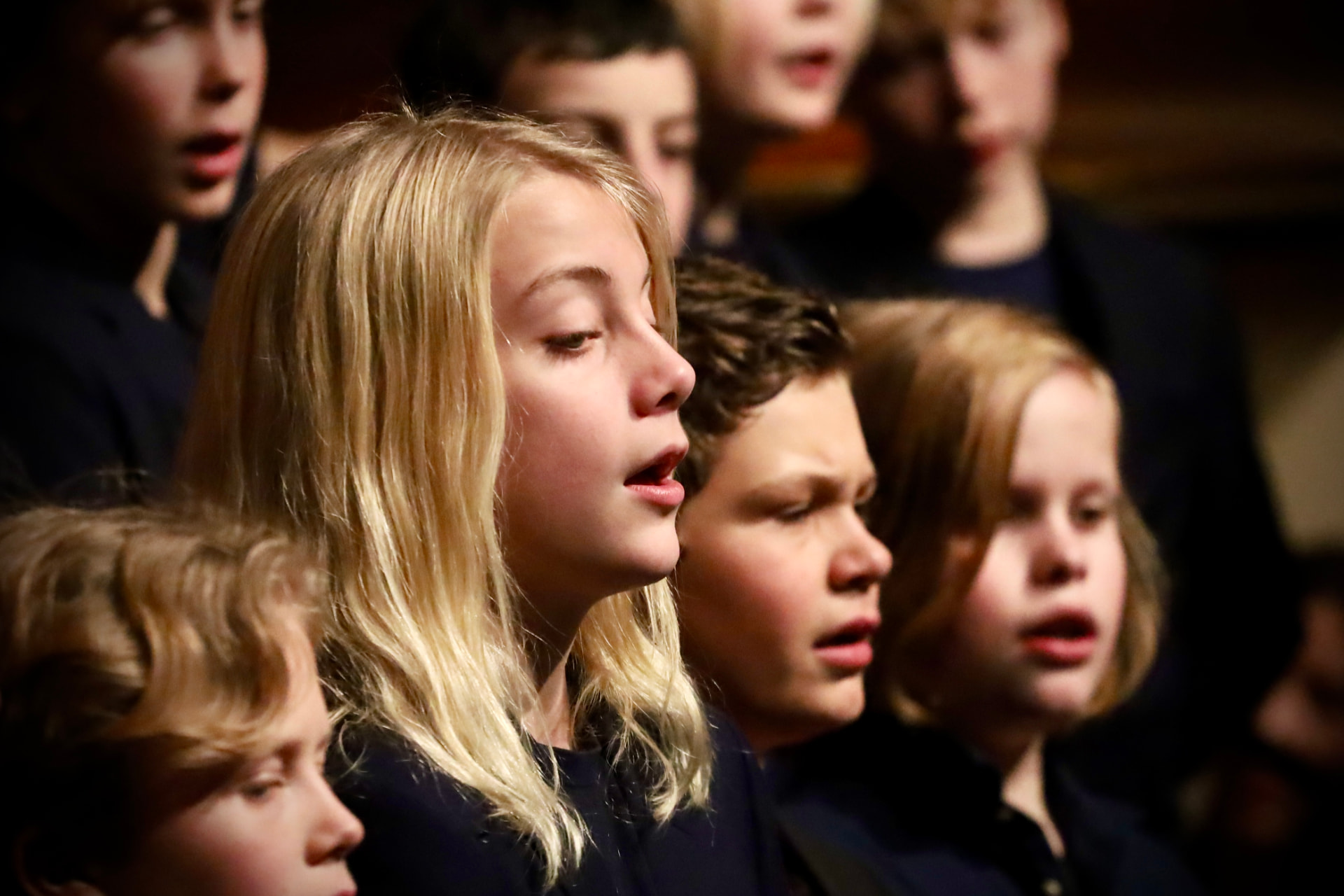 Nærbilde av sangere i konsert