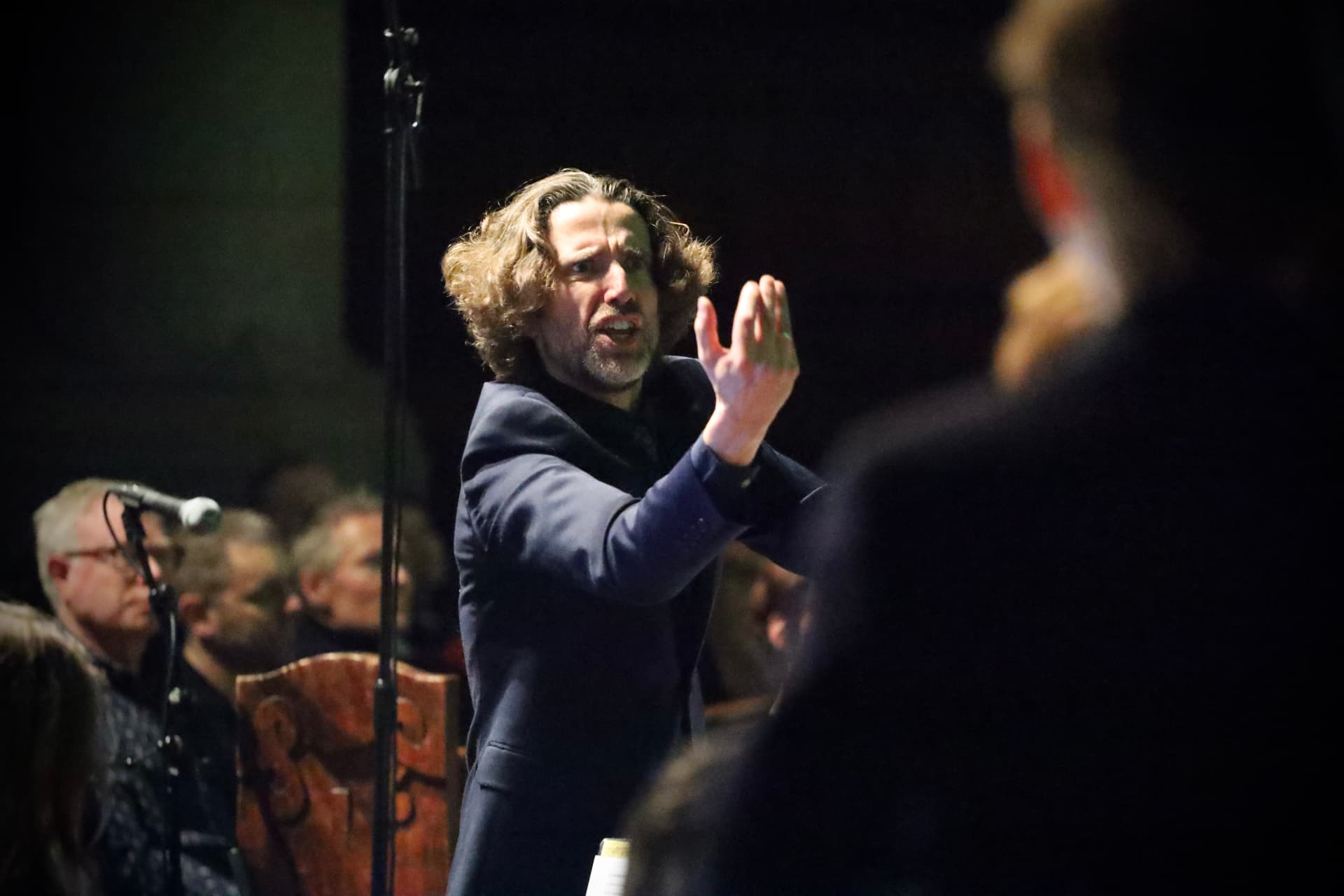 Dirigenten i aksjon under konsert