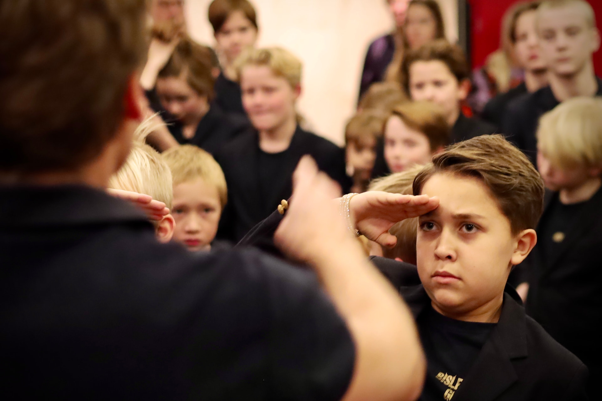 Sangere saluterer under øvelse