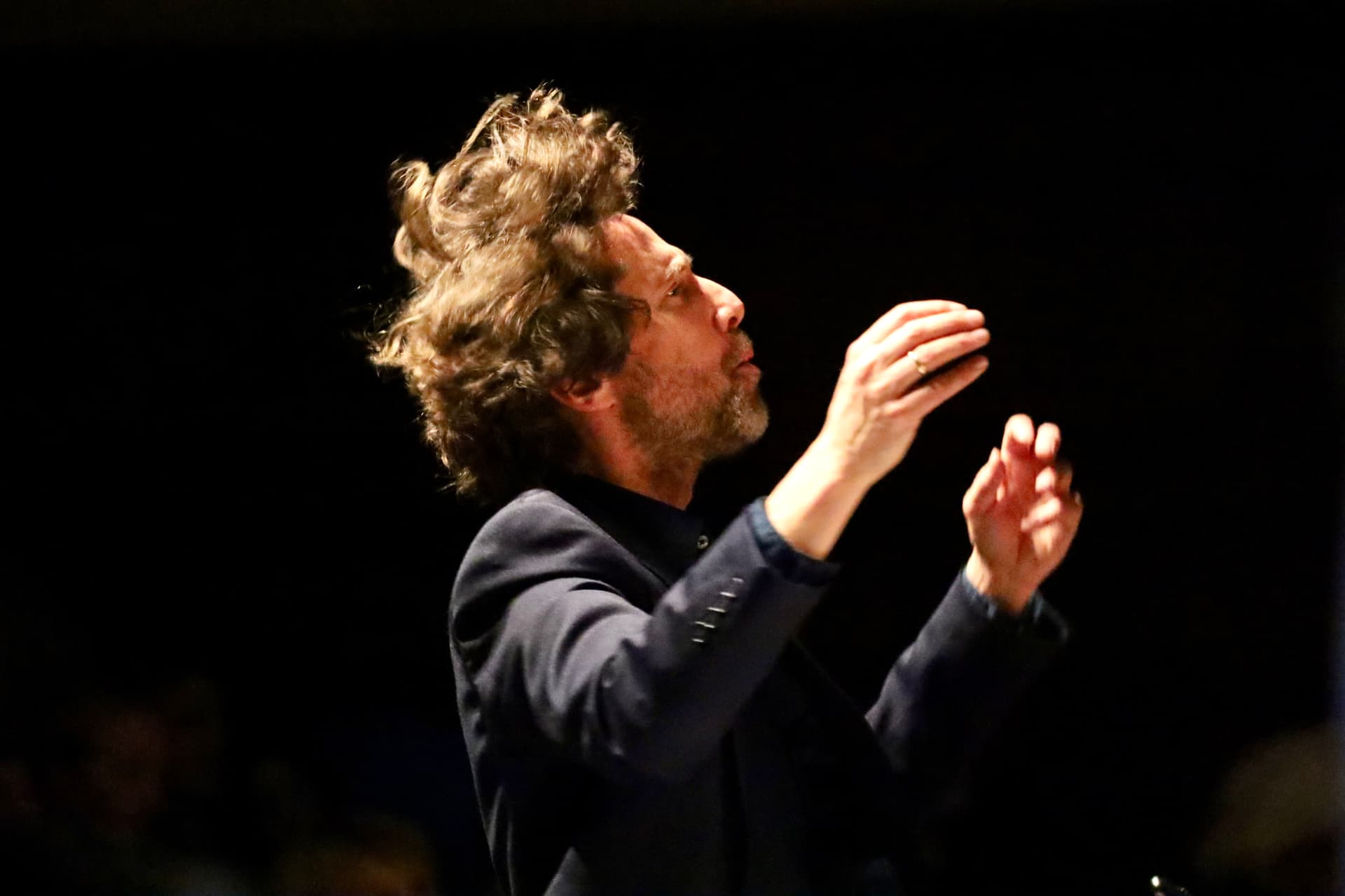 Dirigent Marius Astrup Thoresen i full innlevelse